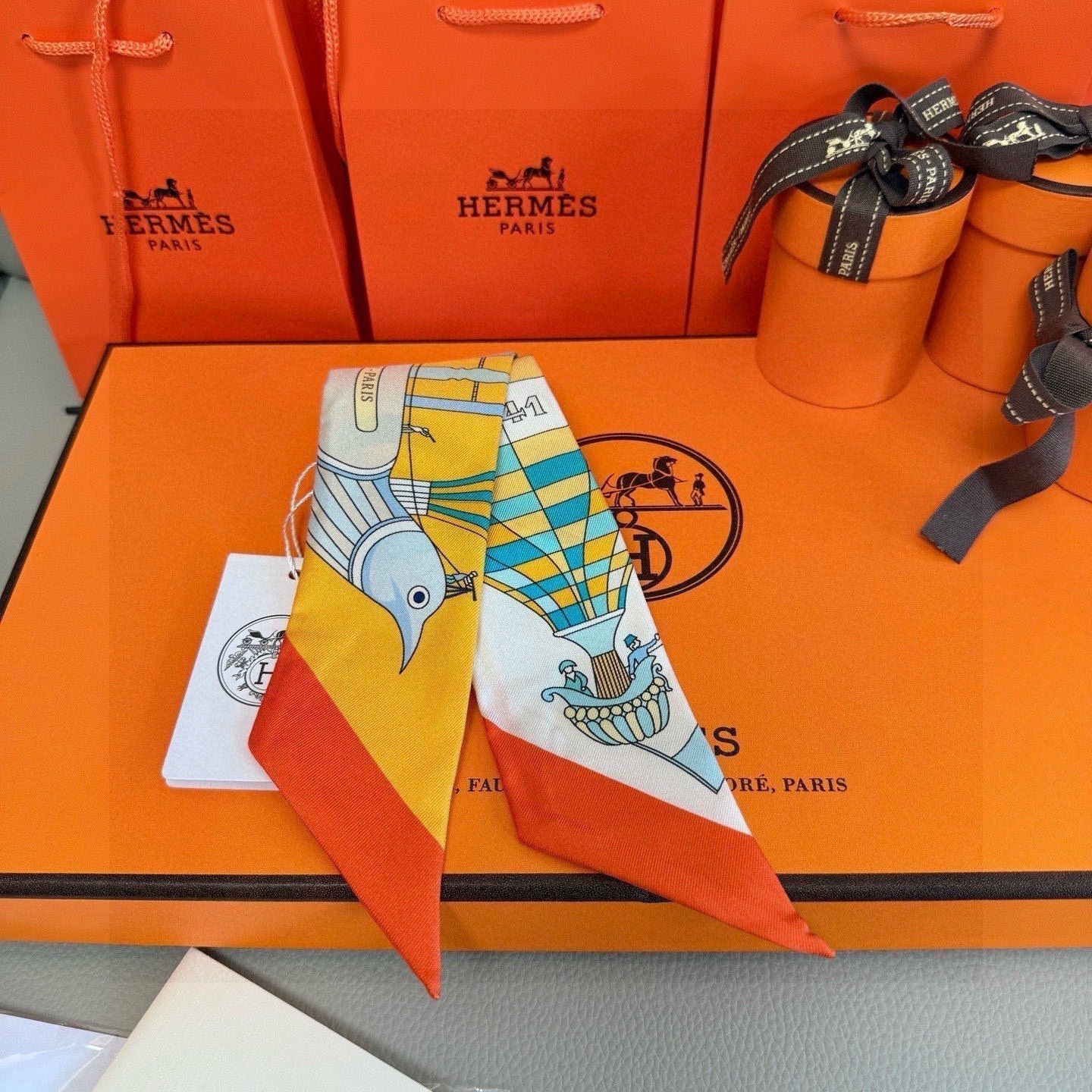 Alternative view of HERMES HERMES 25S NECKERCHIEF 86 IN SILK 991545