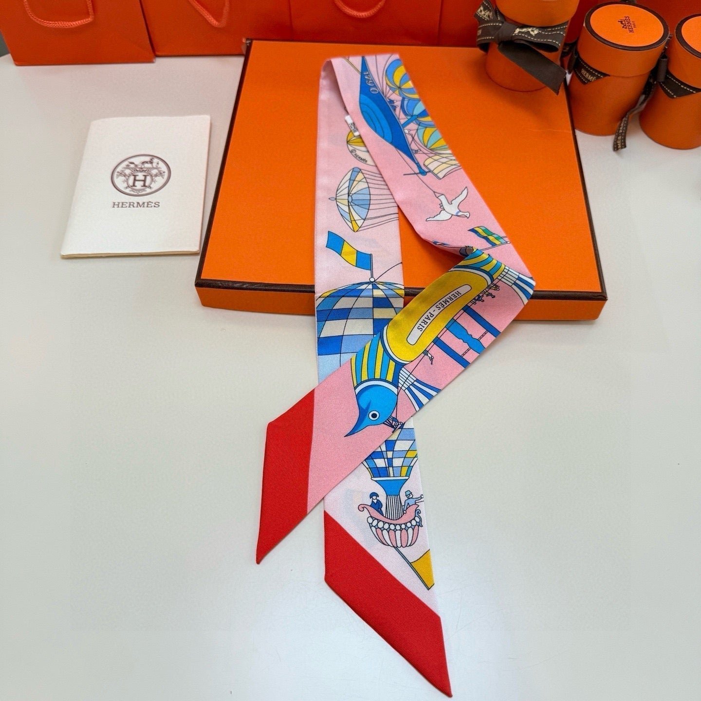 Alternative view of HERMES HERMES 25S NECKERCHIEF 86 IN SILK 991548