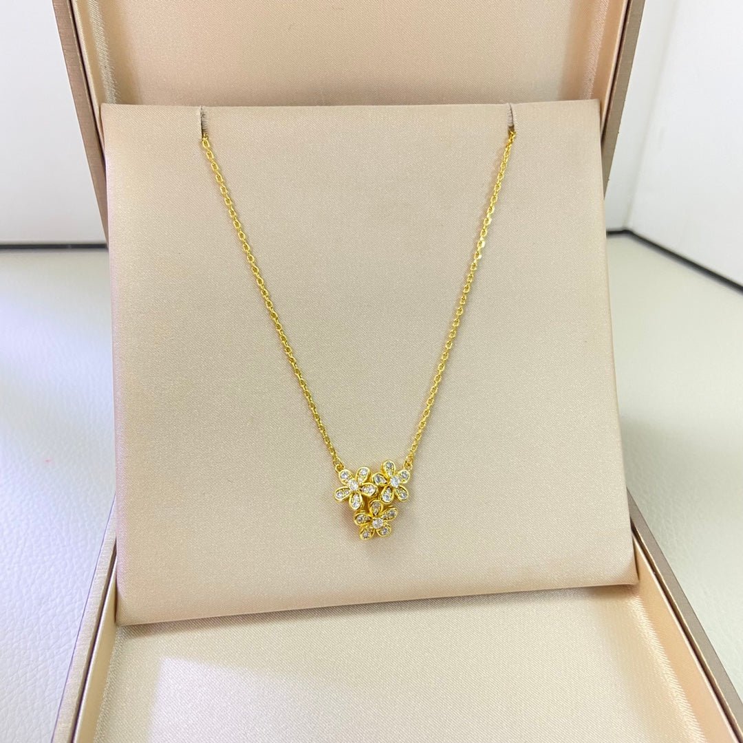 VCA 3 Motifs Full Diamond Flower Pendant Necklace - Image 3