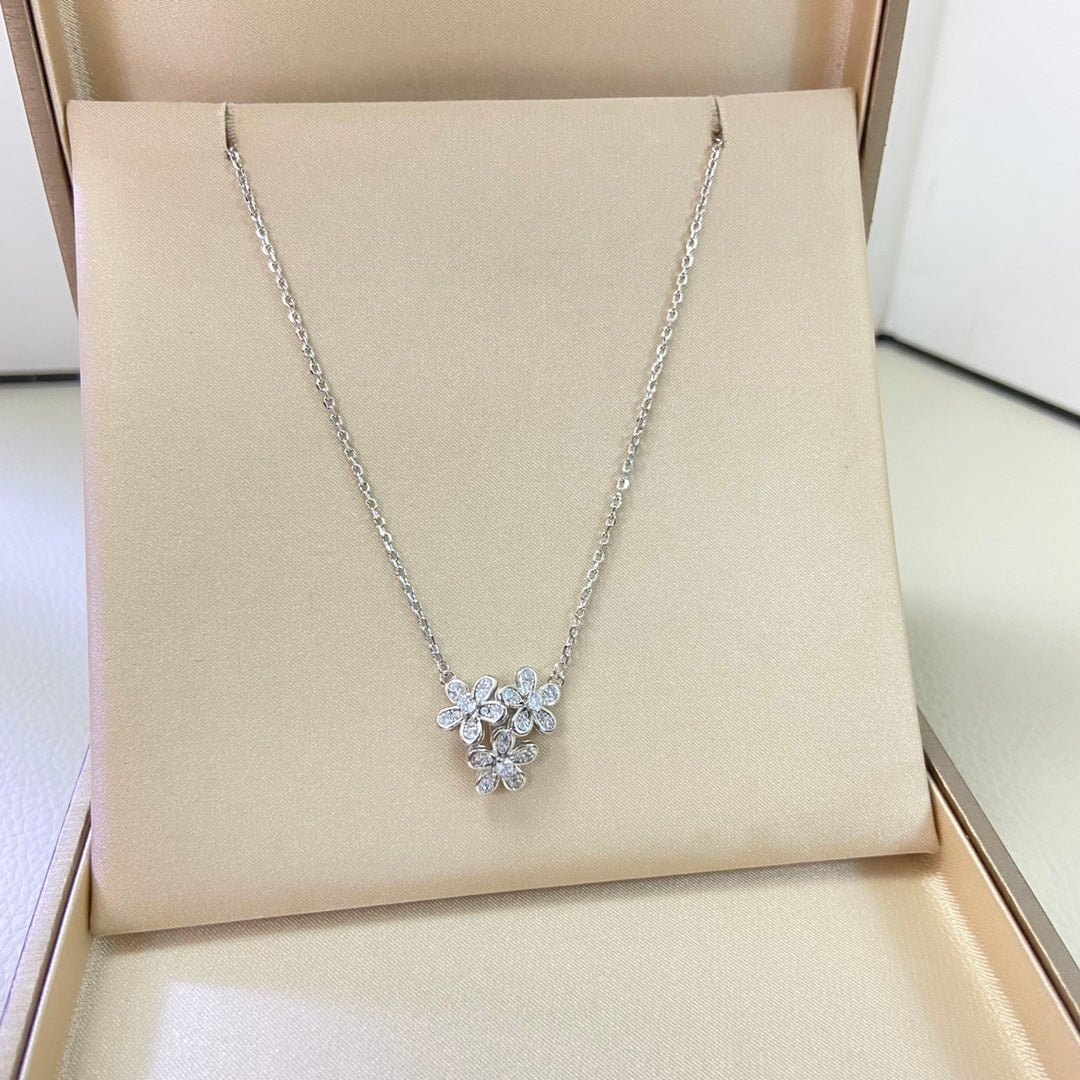 VCA 3 Motifs Full Diamond Flower Pendant Necklace - Image 6