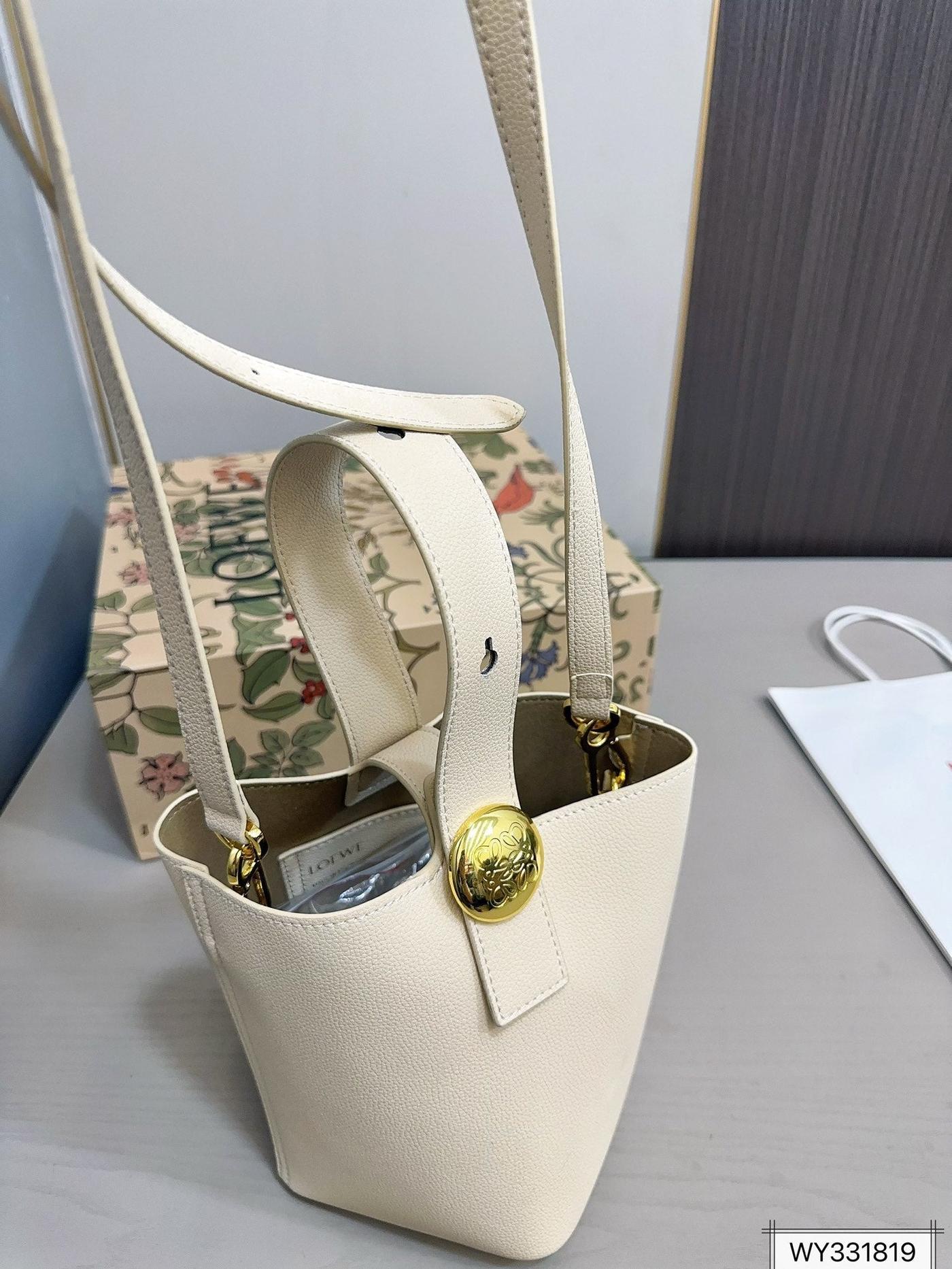 LOE MINI PEBBLE 20 BUCKET BAG IN WHITE GRAINED CALFSKIN - Image 6