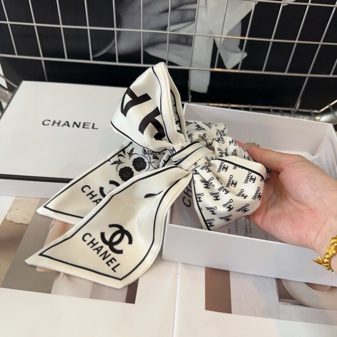 Alternative view of CHANEL WHITE WRINKLED SILK SCRUNCHIE 432868