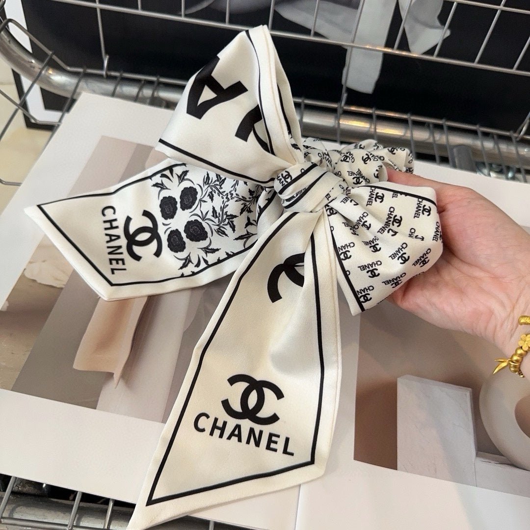 CHANEL WHITE WRINKLED SILK SCRUNCHIE 432868 - Image 4