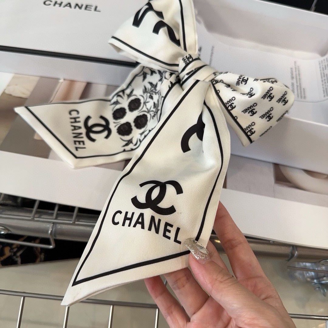 CHANEL WHITE WRINKLED SILK SCRUNCHIE 432868 - Image 6