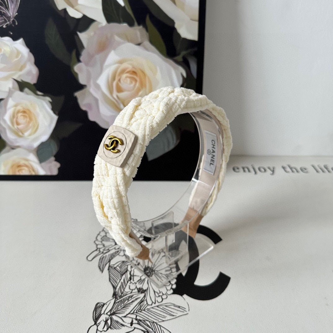 Alternative view of CHANEL WHITE WOOL HAIRBAND 412461