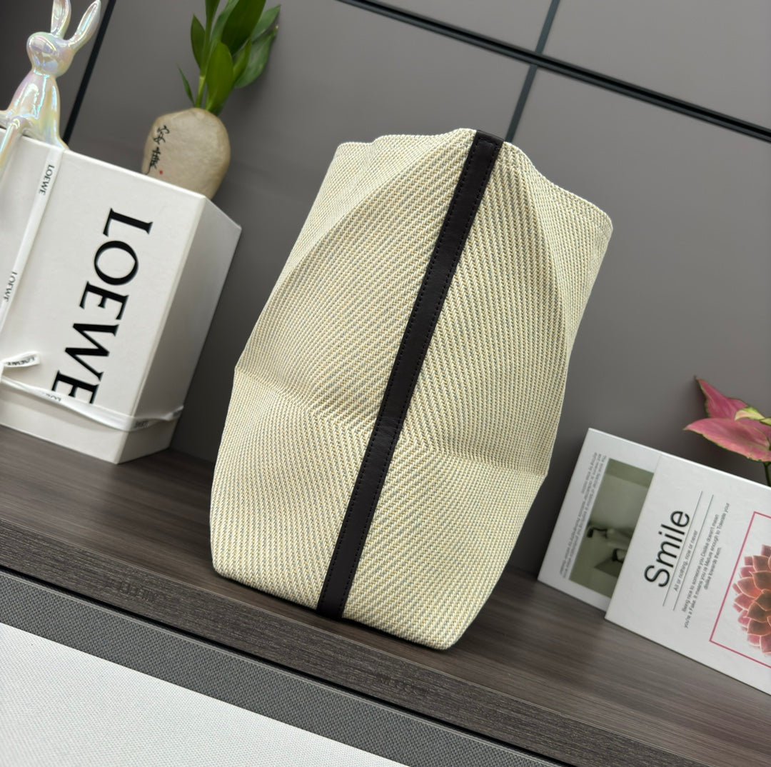Alternative view of LOE 31 FUZZLE FOLD IN WHITE CANVAS