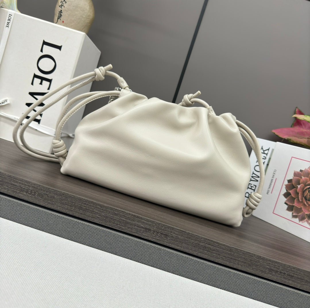 Alternative view of LOE MEDIUM 30 FLAMENCO PURSE BUCKET IN WHITE LAMBSKIN