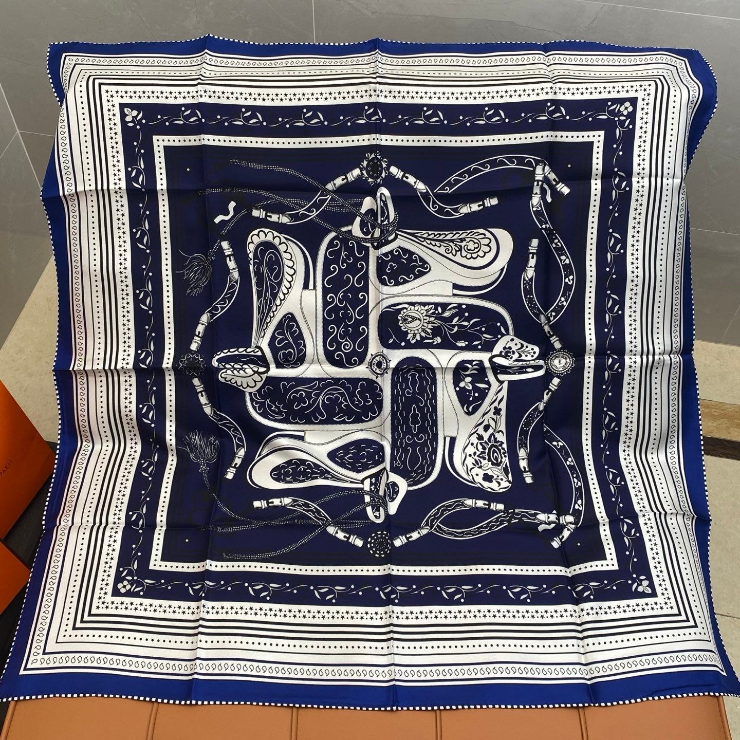 Alternative view of HERMES HERMES 25S SCARF 90 IN SILK 718485