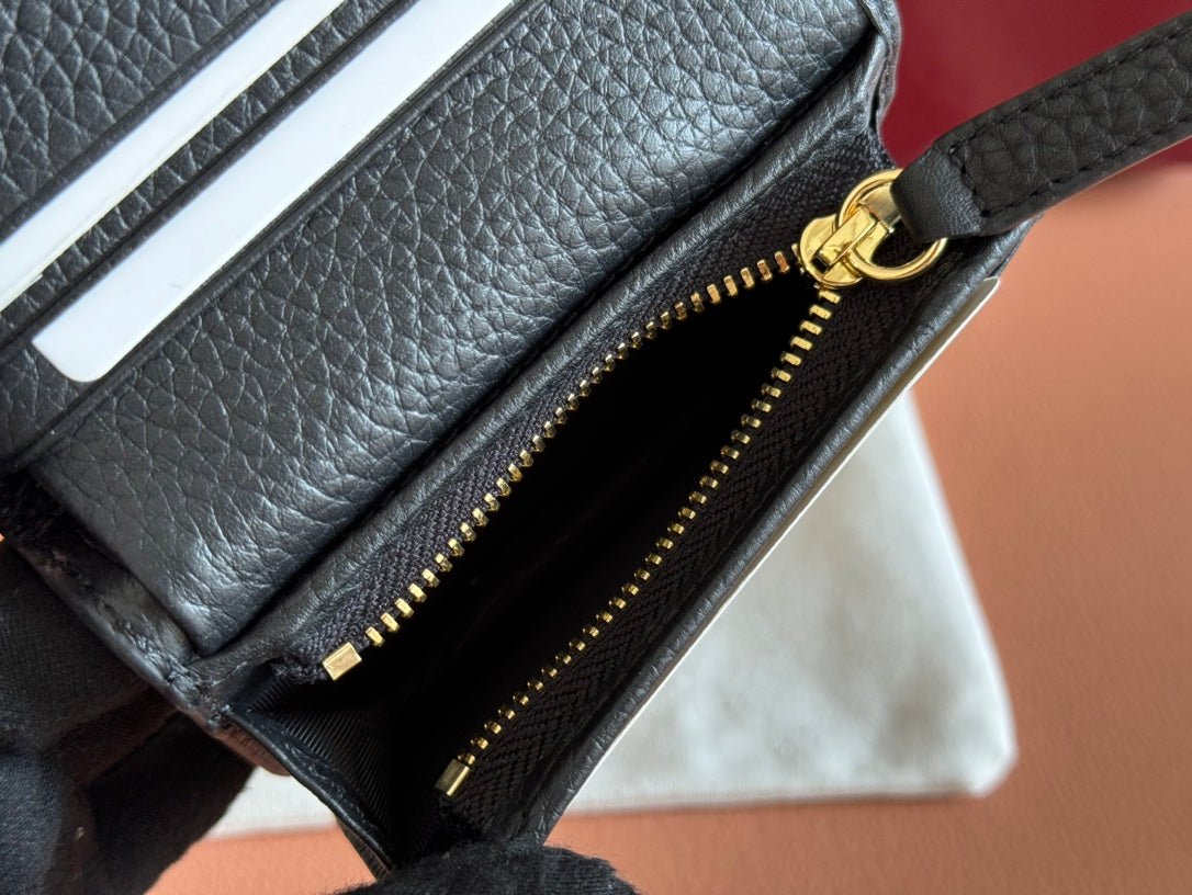 GUCCI Black GG Embossed Bifold Wallet - Image 7