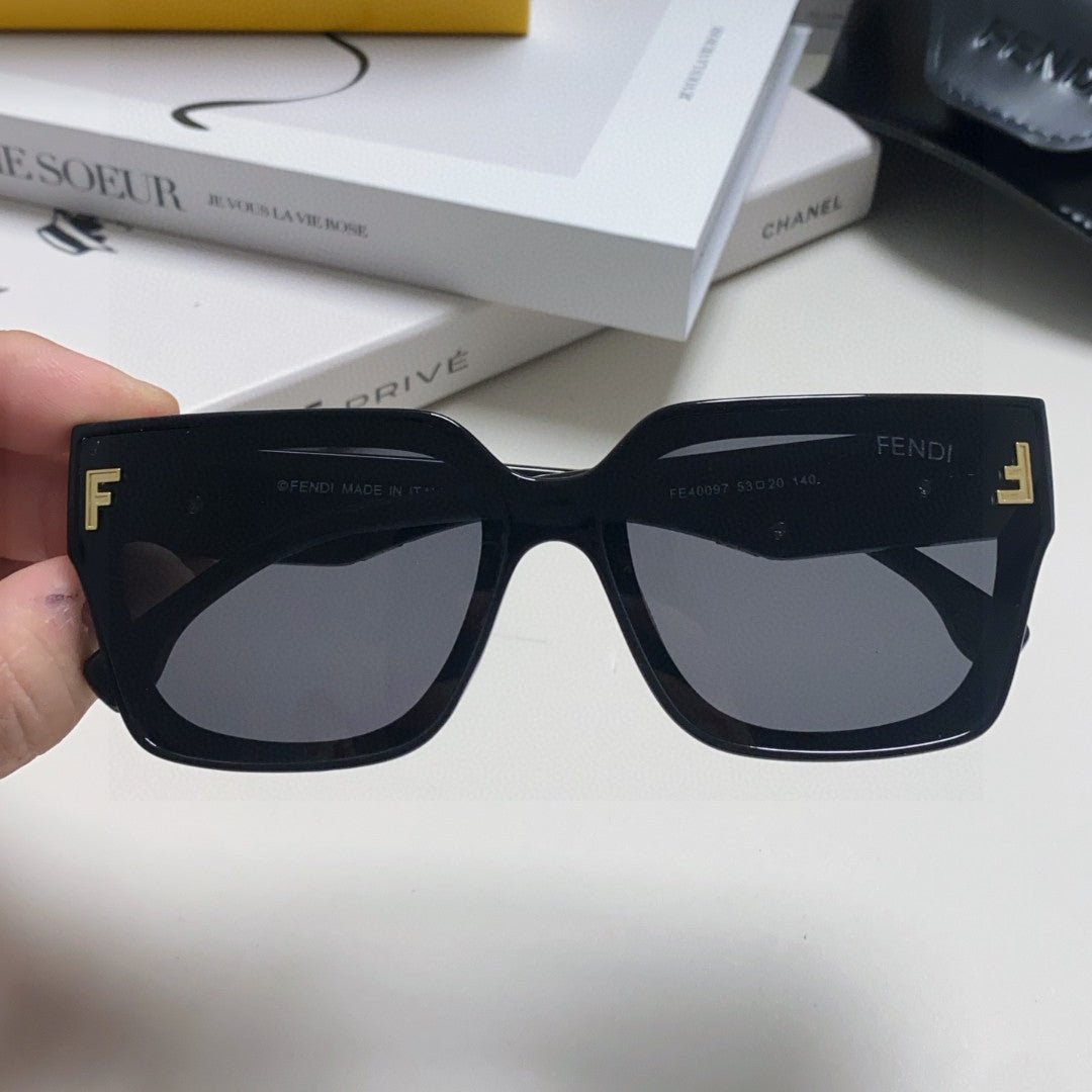 FENDI Black Frame Large Frame FF Logo Sunglasses - Image 4