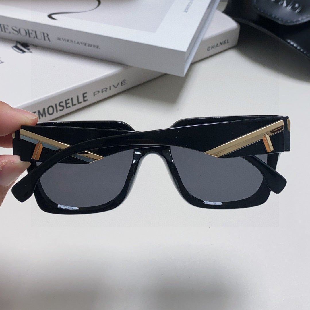 FENDI Black Frame Large Frame FF Logo Sunglasses - Image 5