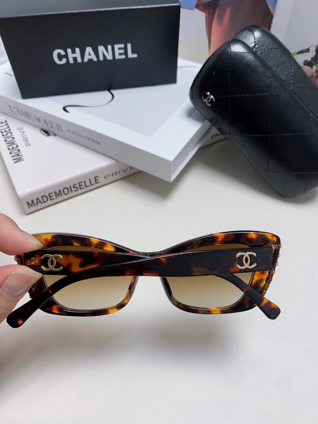 Alternative view of CHANEL CAT EYE SUNGLASSES 632699 IN HAVANA ACETATE EMBOSSED PEARL