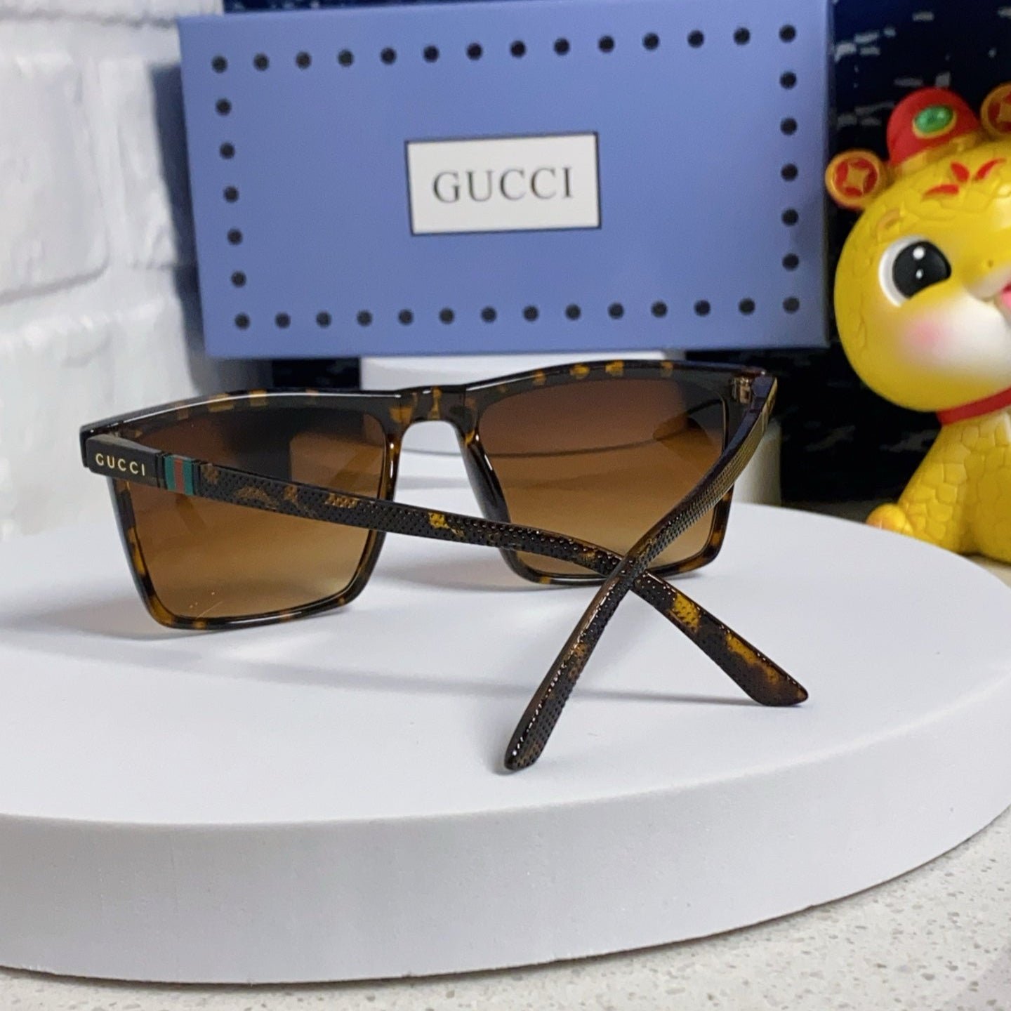 Alternative view of RECTANGULAR FRAME SUNGLASSES 563259 IN ACETATE