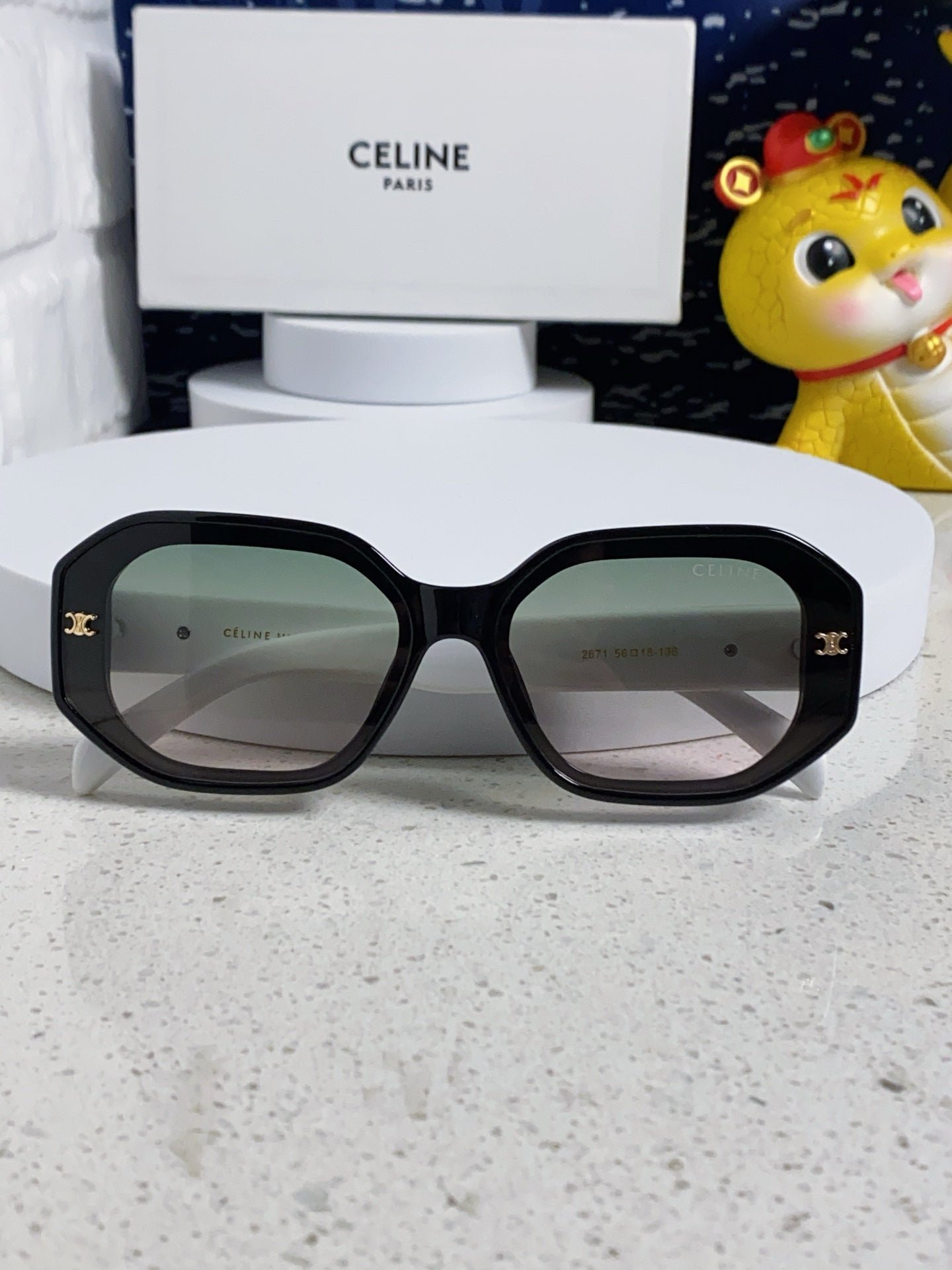 Alternative view of TRIOMPHE SQUARE SUNGLASS 566739 IN BLACK AND WHITE ACETATE