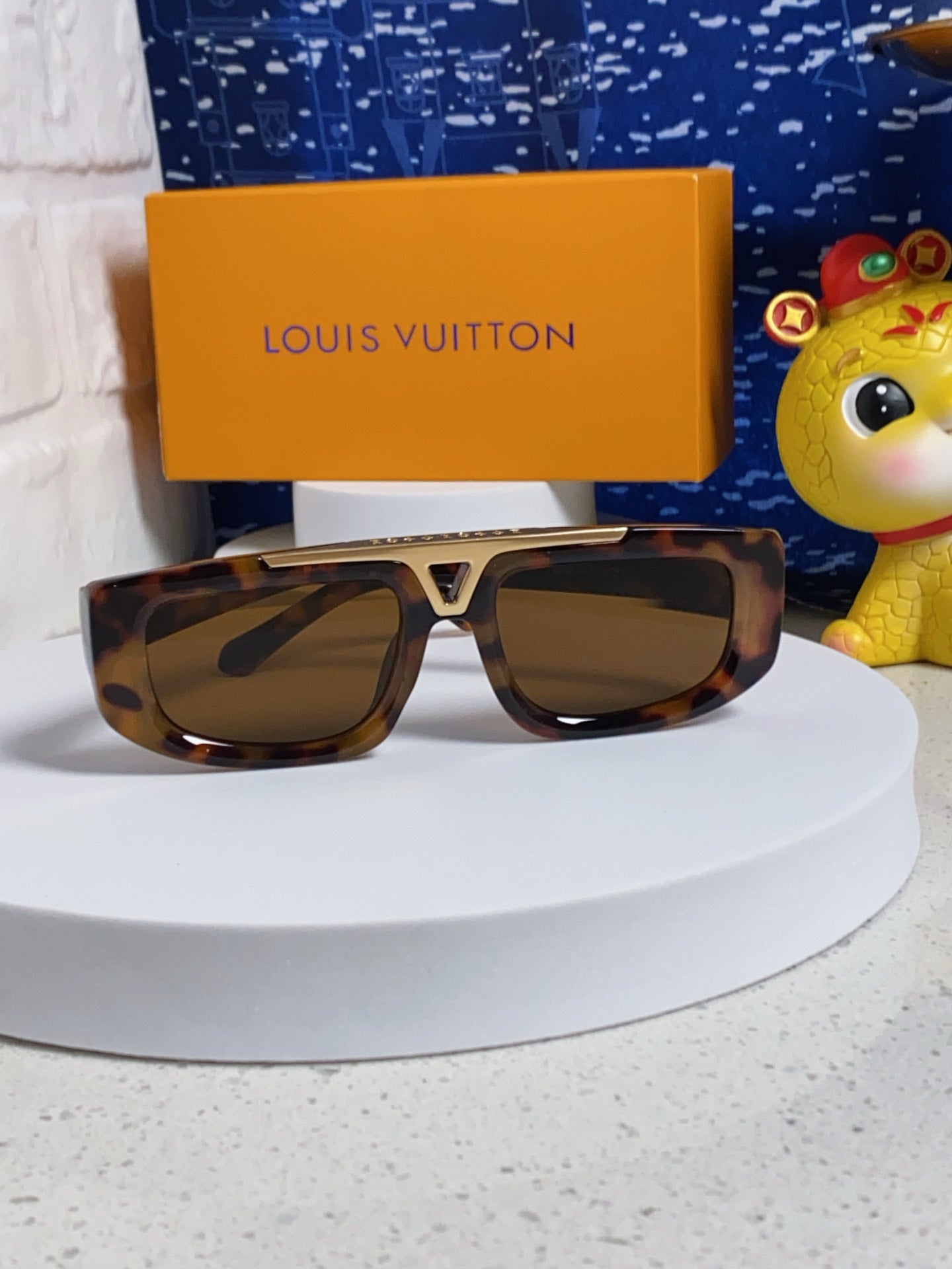 LV Tortoise Acetate Gold V-Brow Sunglasses - Image 8