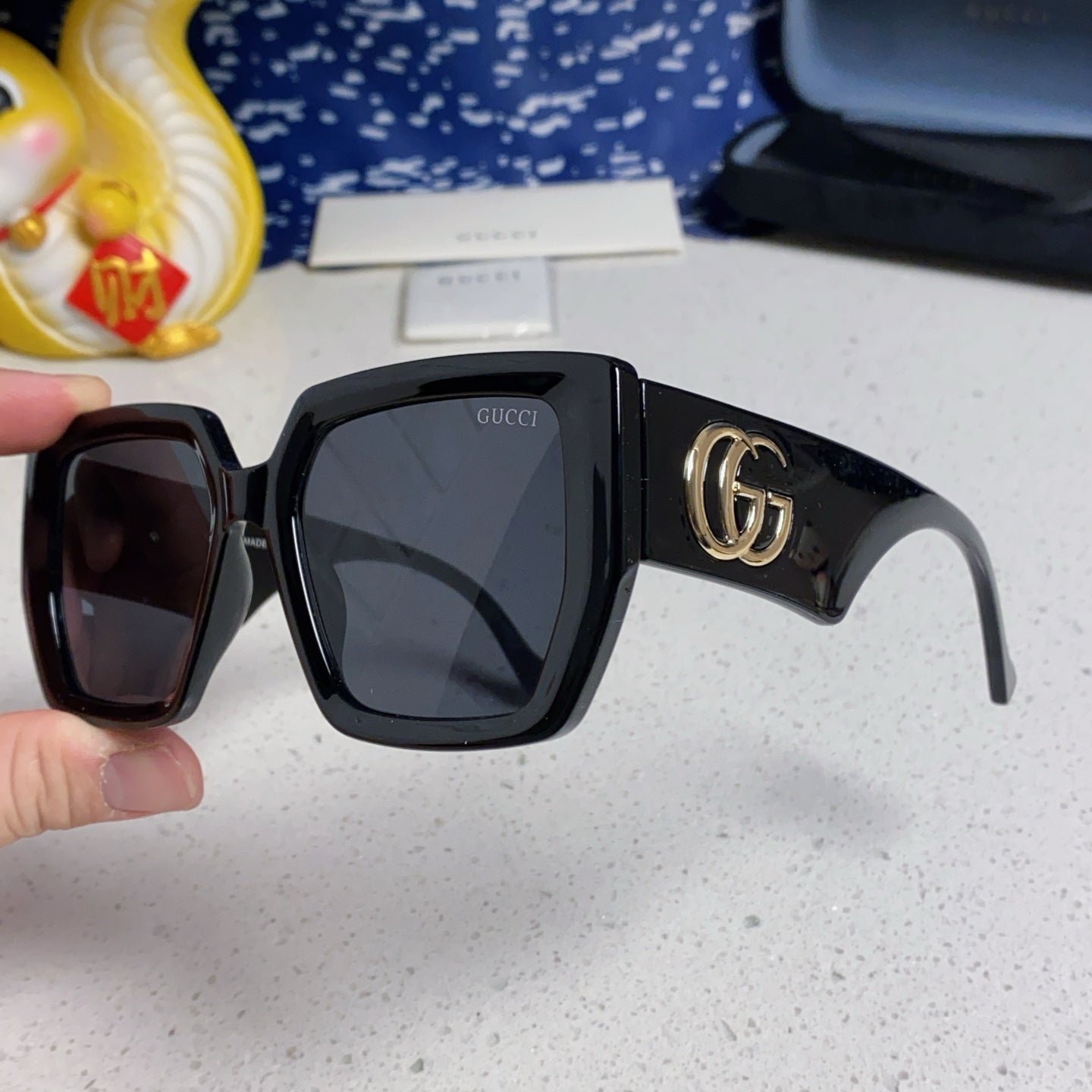 Alternative view of SQUARE FRAME SUNGLASSES 573303 IN ACETATE EMBOSSED LOGO