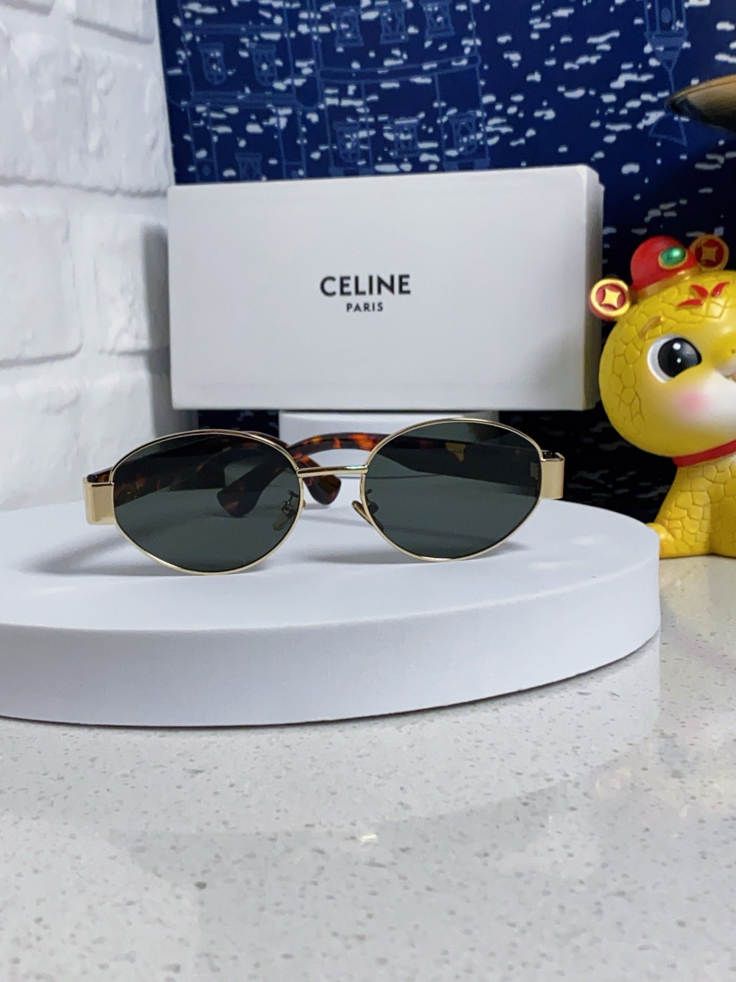 CELINE Gold Tortoise Round Shades - Image 4