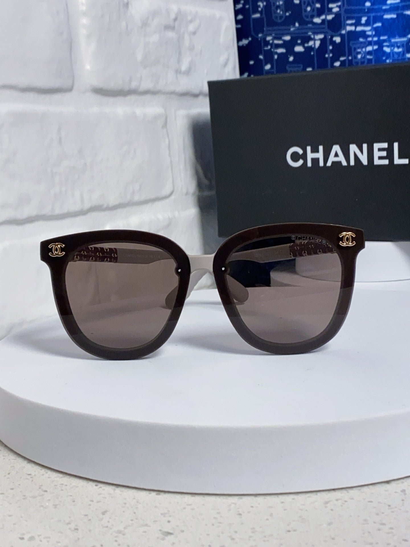 Alternative view of CHANEL BROWNLINE SUNGLASSES 638936 IN LIGHT GRAY ACETATE