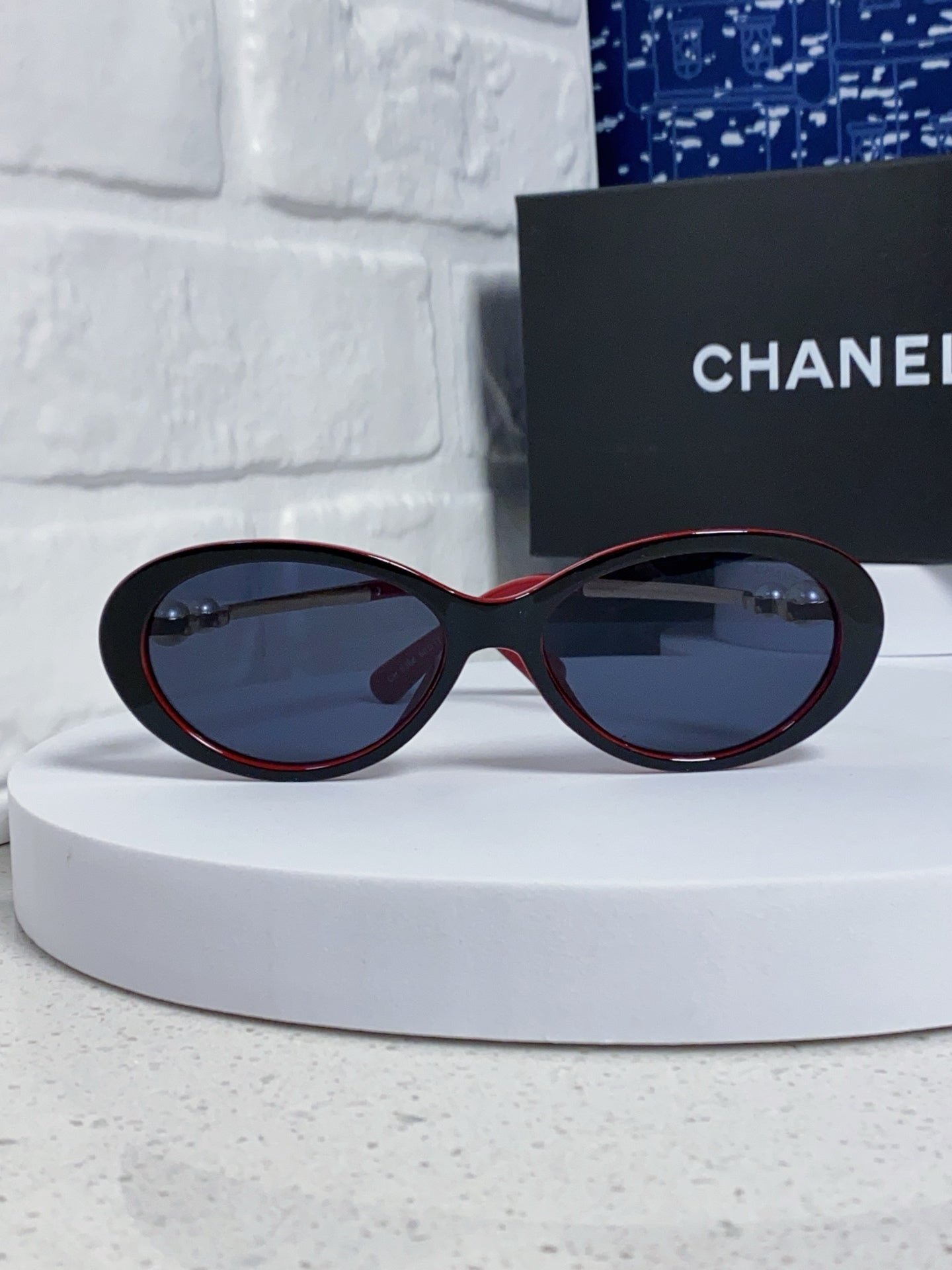 Alternative view of CHANEL OVAL SUNGLASSES 640344 IN BLACK RED ACETATE METAL FRAME EMBOSSED PEARL