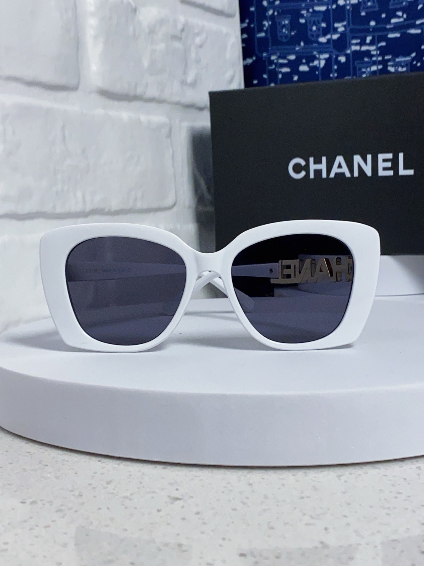 Alternative view of CHANEL BUTTERFLY SUNGLASSES 641814 IN WHITE ACETATE GOLD METAL LOGO