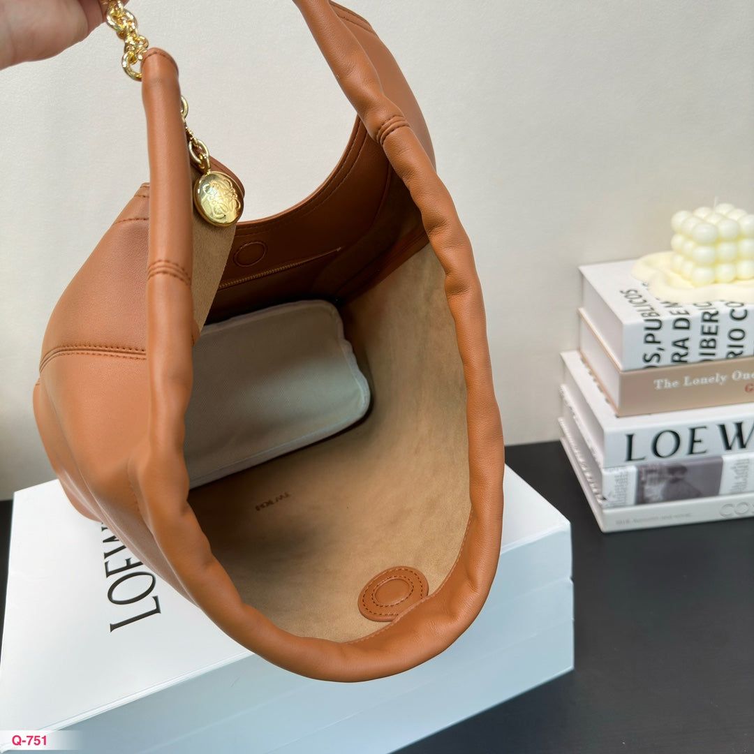 LOE SMALL SQUEEZE 34 BAG IN OAK NAPPA LAMBSKIN - Image 9
