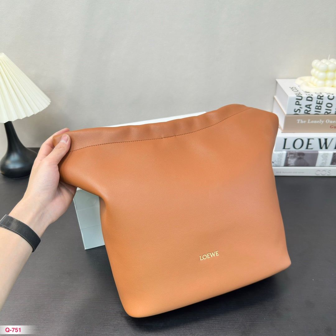LOE SMALL SQUEEZE 34 BAG IN OAK NAPPA LAMBSKIN - Image 3
