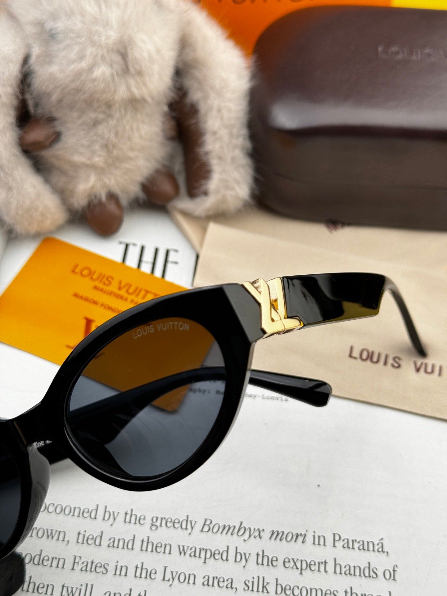 LV Round Cat-Eye Acetate Frame Sunglasses - Image 3