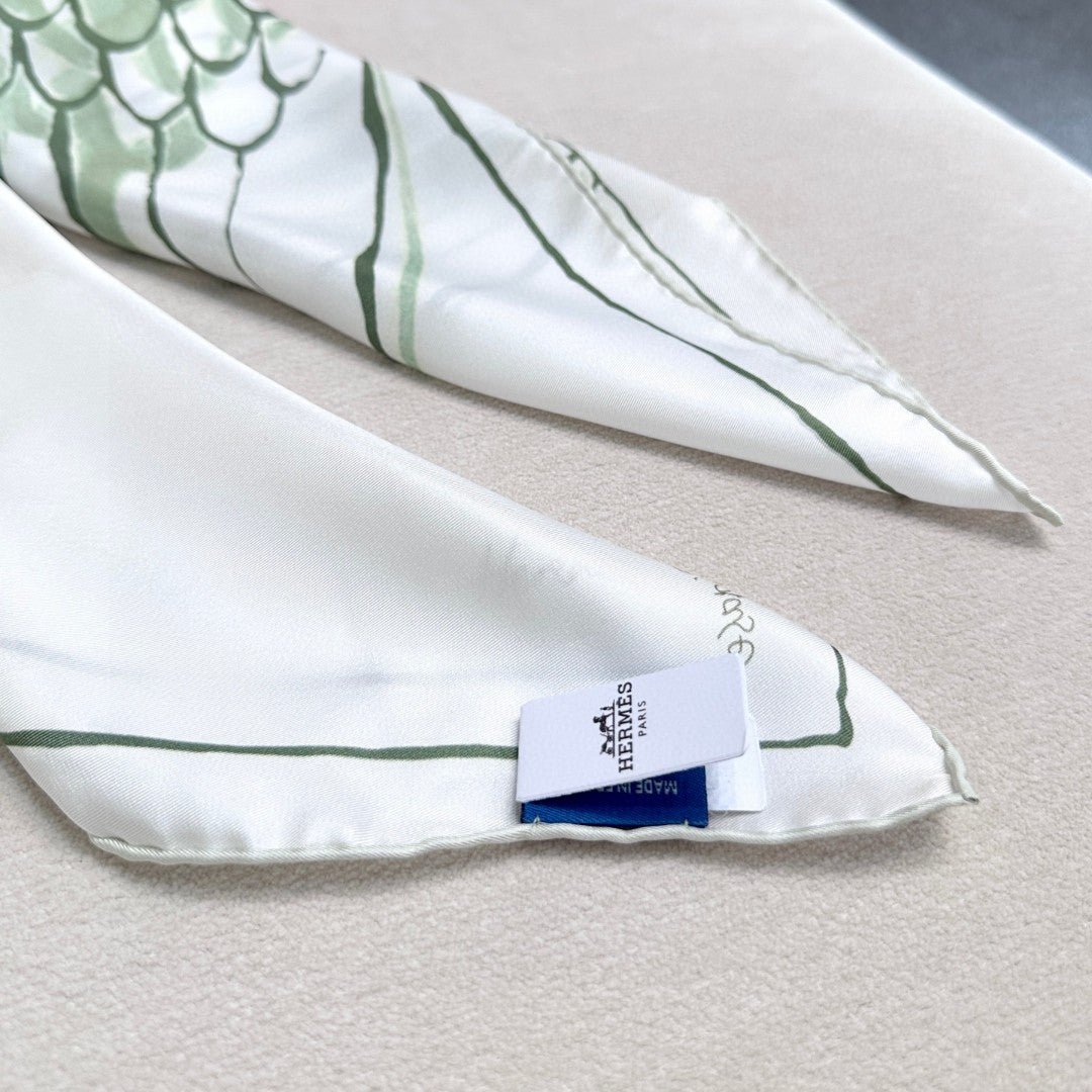 Hermès Classic Pure Silk Bird Twilly - Image 8