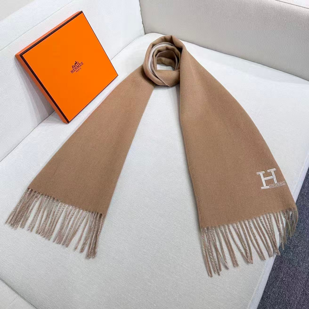 Alternative view of HERMES HERMES 25S SCARF 190 IN CASERE 985999