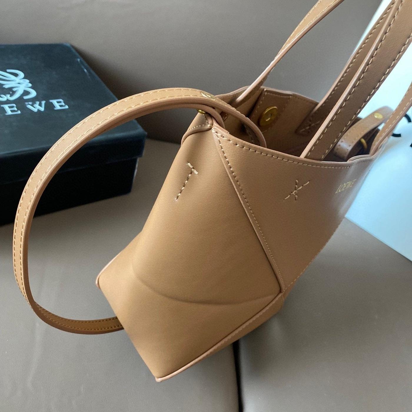 LOE 21 PUZZLE FOLD TOTE IN WARM DESERT SHINY CALFSKIN - Image 6