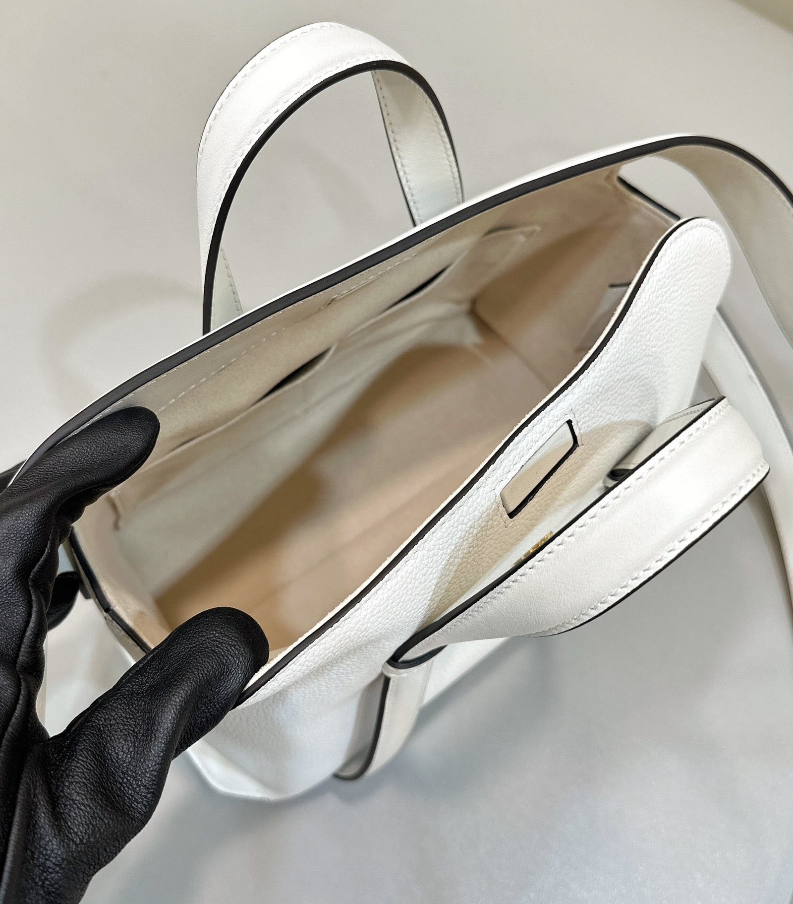 Fendi 27 White Calfskin Gold Hardware Bag - Image 7