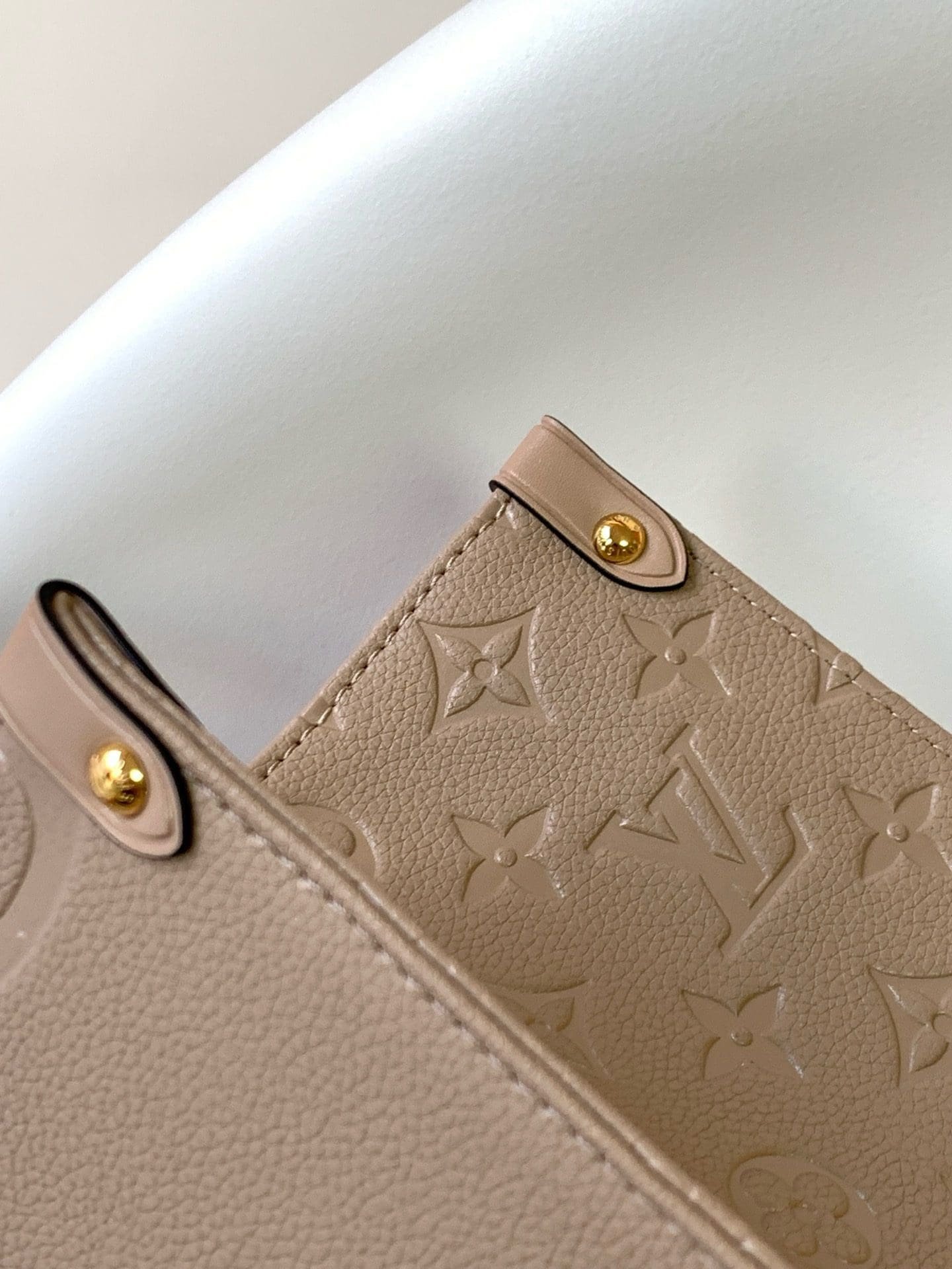 Louis Vuitton OnTheGo MM Tourterelle - Image 9