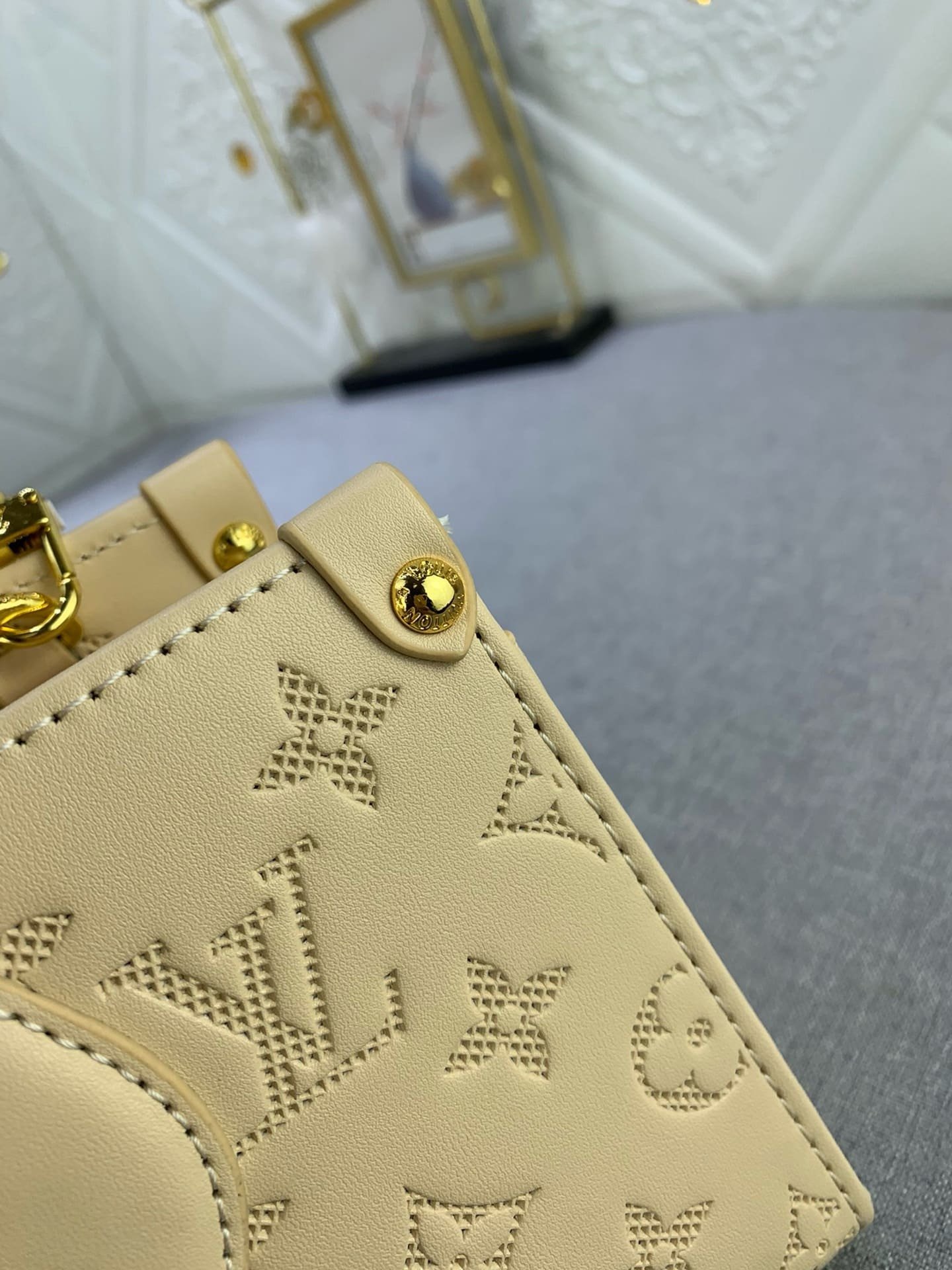 Louis Vuitton OnTheGo East West Calfskin - Image 7