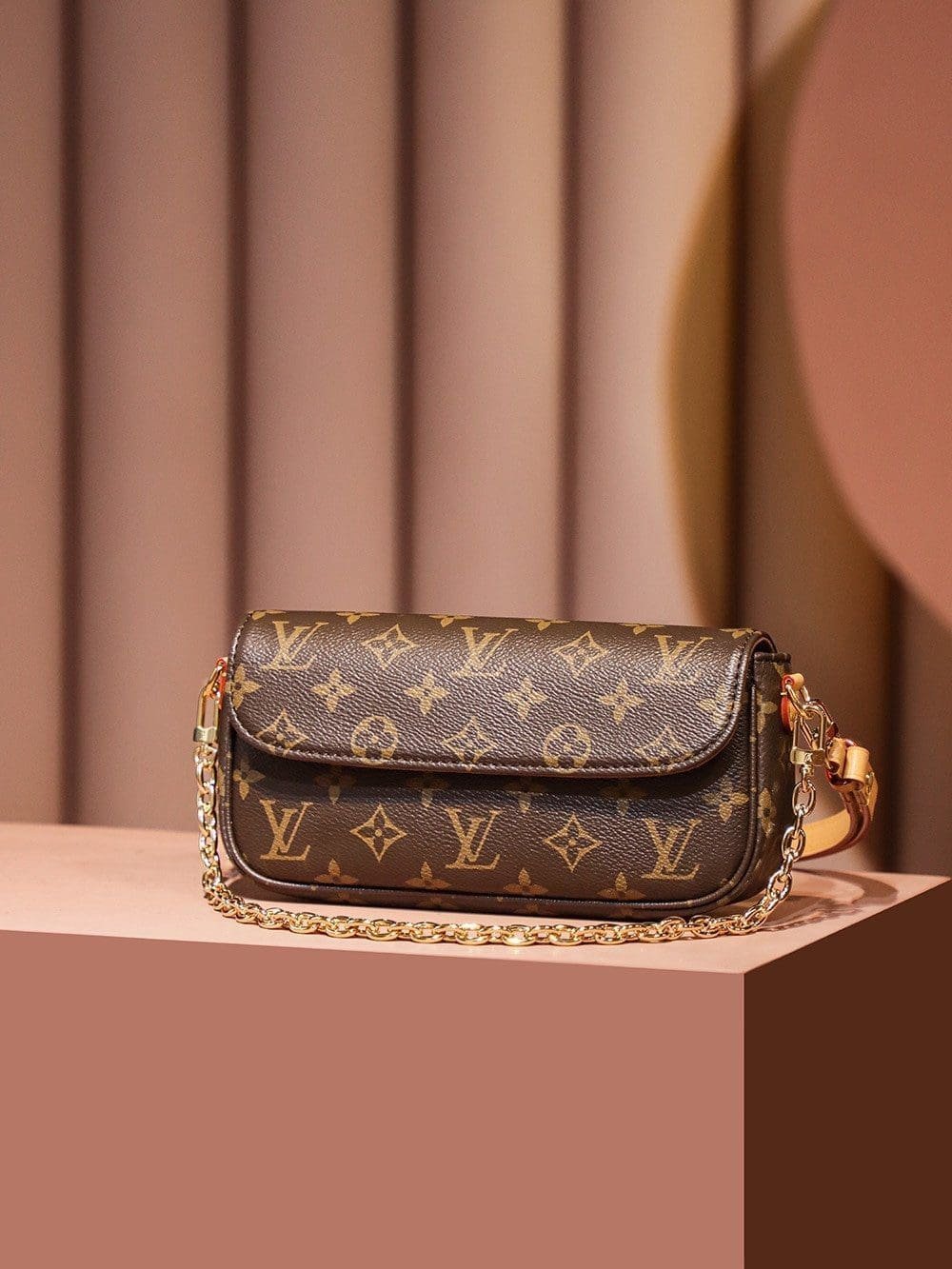 Louis Vuitton Ivy WOC Monogram Canvas - Image 8