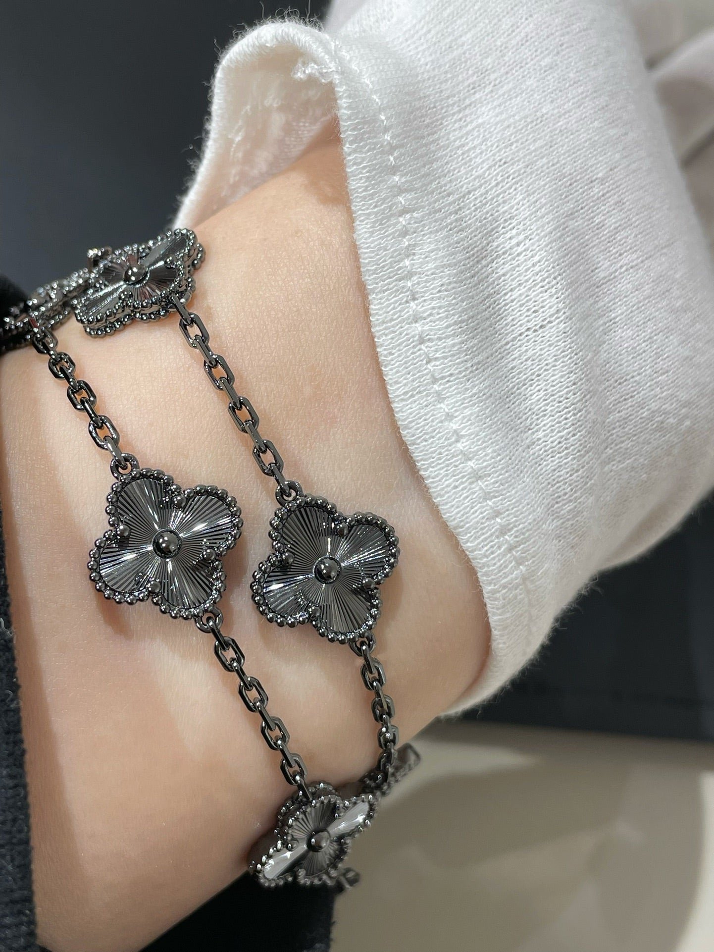 Van Cleef VA 5 Motifs Black Stone Silver Bracelet - Image 4