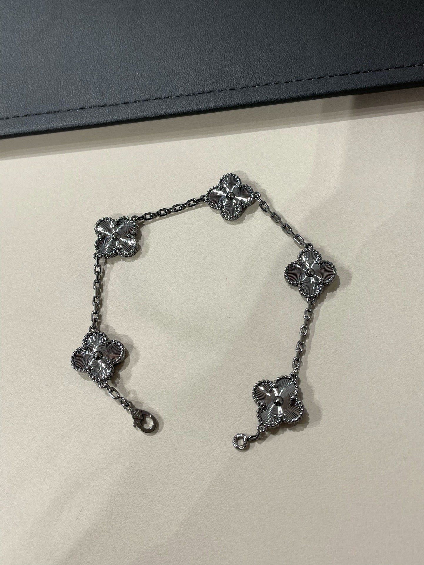 Van Cleef VA 5 Motifs Black Stone Silver Bracelet - Image 6