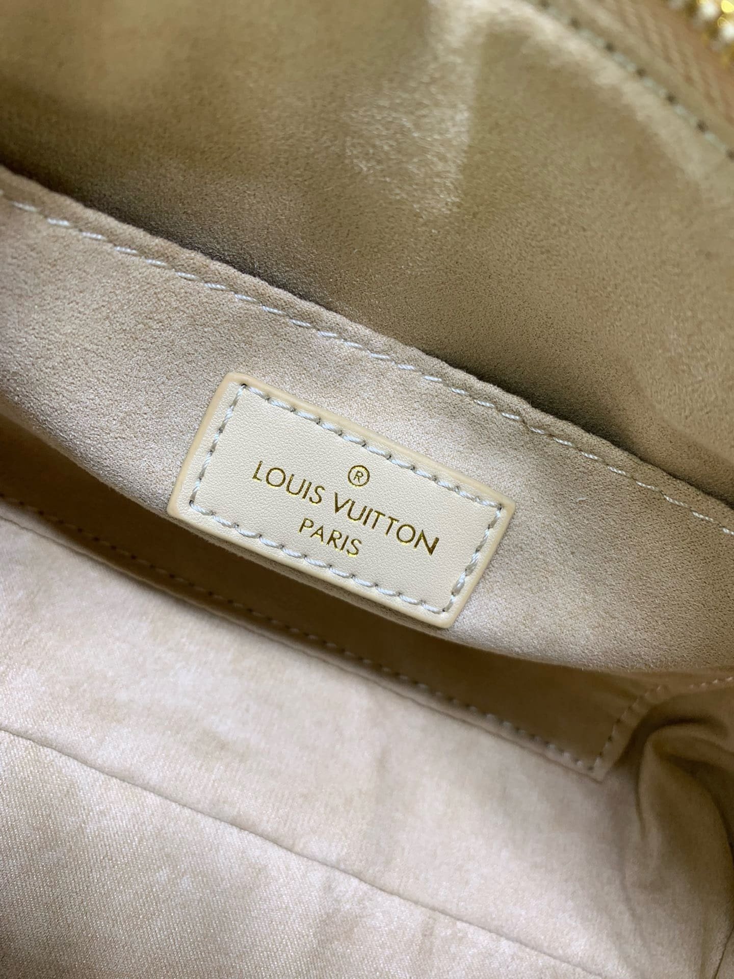 Louis Vuitton OnTheGo East West Calfskin - Image 10