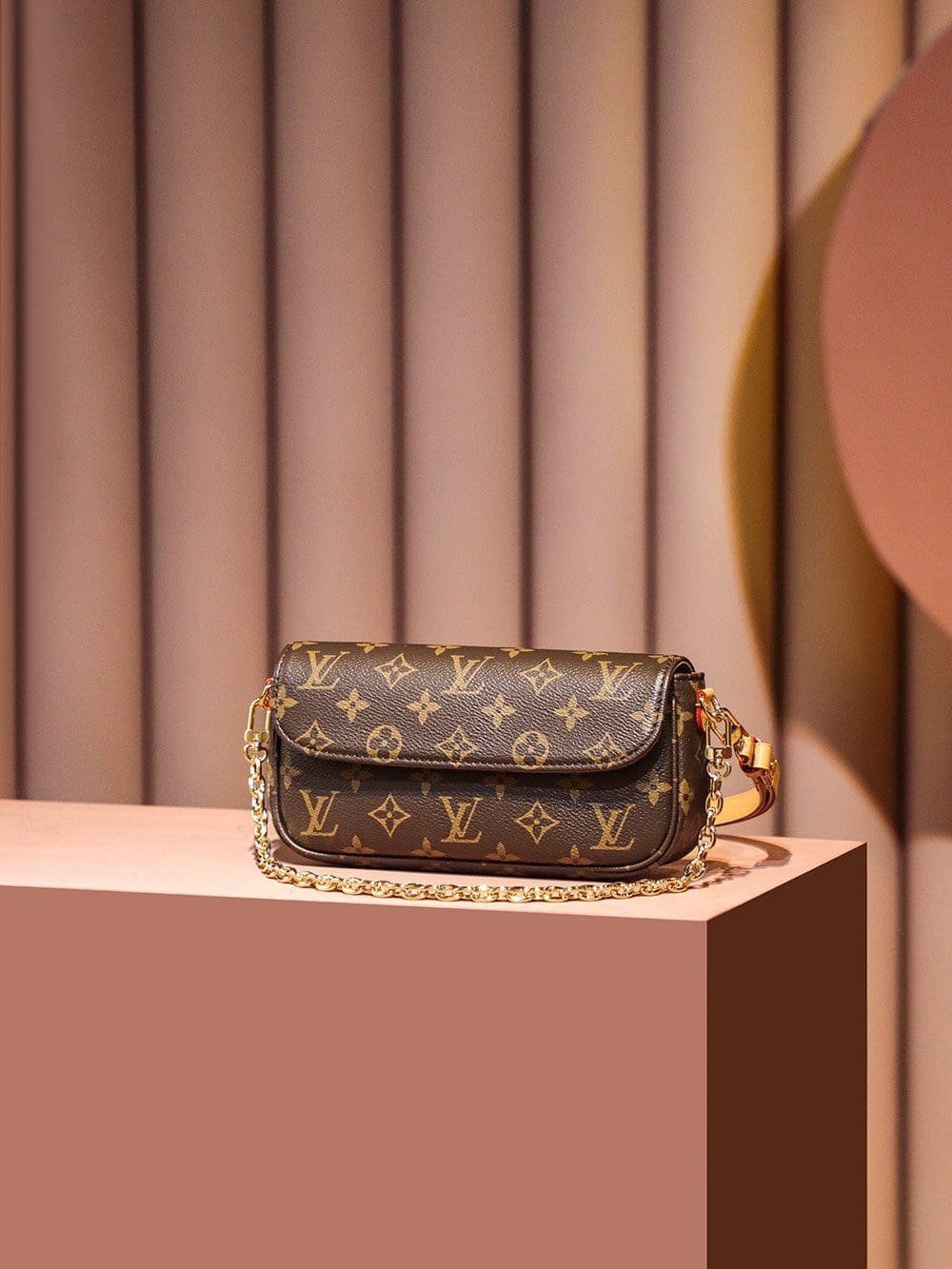 Louis Vuitton Ivy WOC Monogram Canvas - Image 3